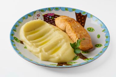 Roasted salmon with butter and mashed potatoes 100 g